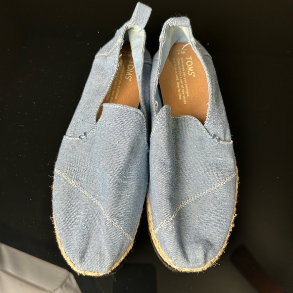 TOMS Blue Chambray Slip Ons Espadrilles NWOT - Picture 2 of 5